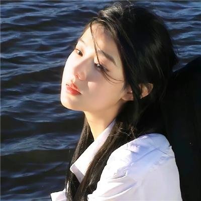 随盲柳入眠的女人